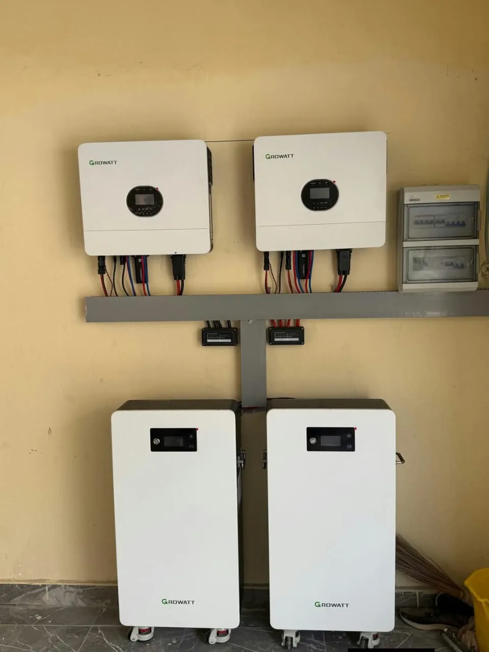 Ensemble Growatt : onduleurs hybrides + batteries de stockage
